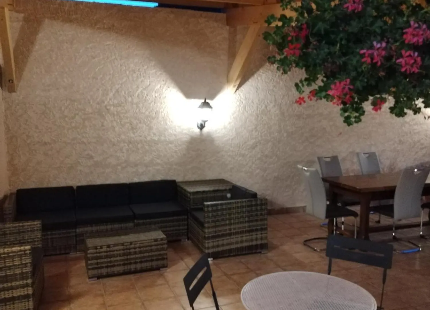 Guest house Gite La Rose Des Alpes A Serres, 3 Chambres, Capacite 4 A 8 Personnes, Cuisine, Terrasse, Parking Et Garage Serres