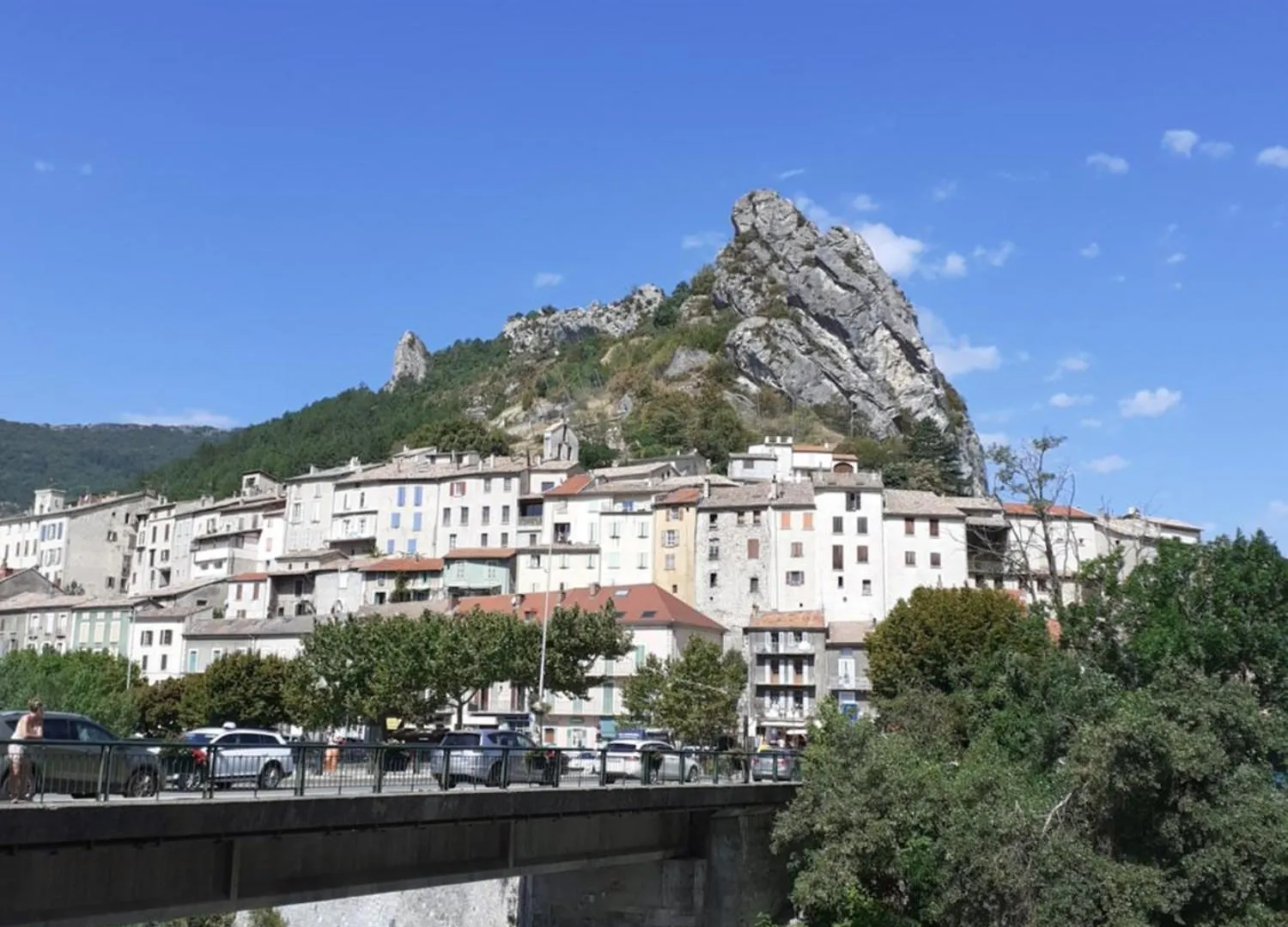 Gite La Rose Des Alpes A Serres, 3 Chambres, Capacite 4 A 8 Personnes, Cuisine, Terrasse, Parking Et Garage Serres  0*, Serres (Hautes-Alpes)