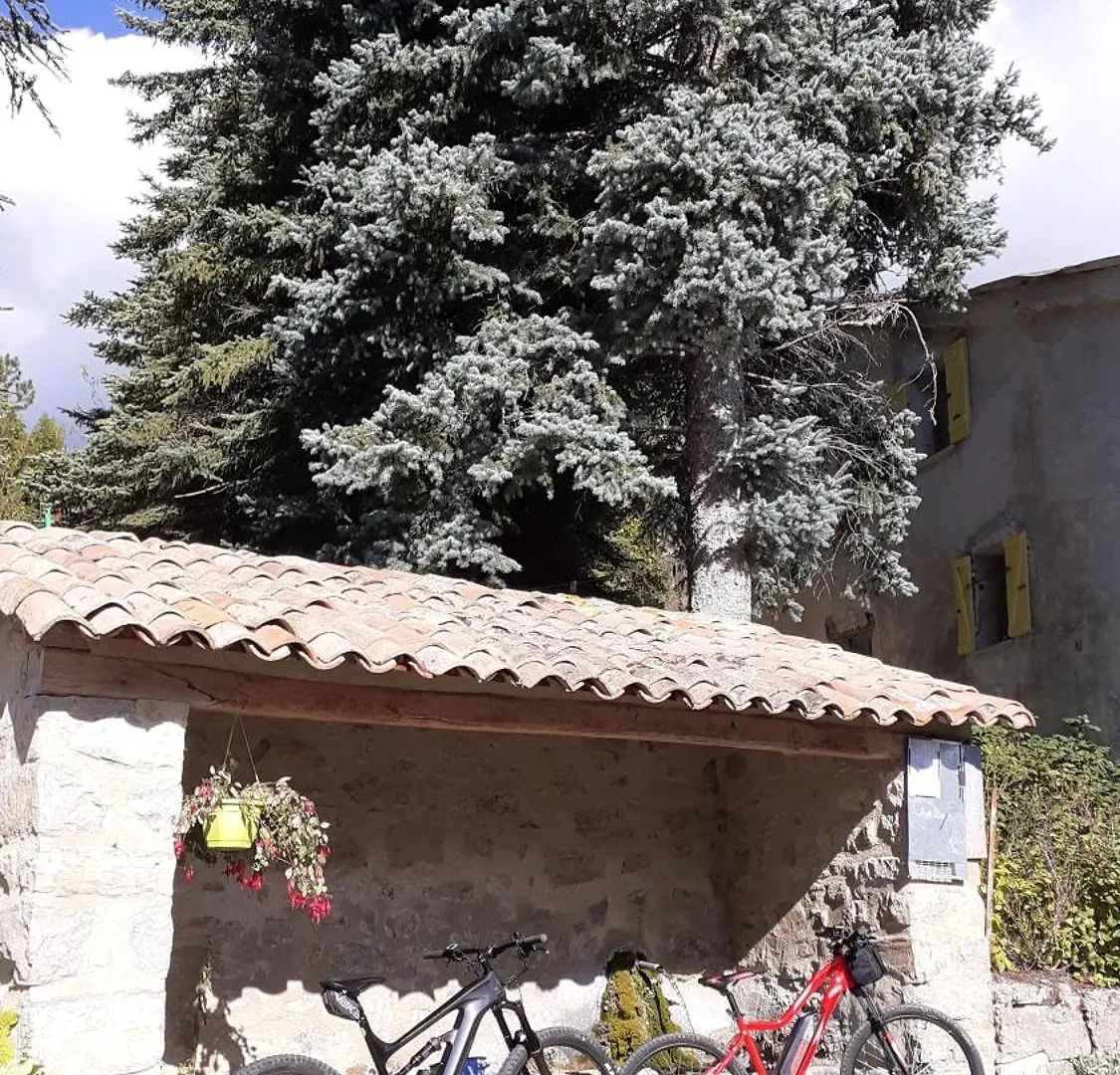 Gite La Rose Des Alpes A Serres, 3 Chambres, Capacite 4 A 8 Personnes, Cuisine, Terrasse, Parking Et Garage Serres  Guest house